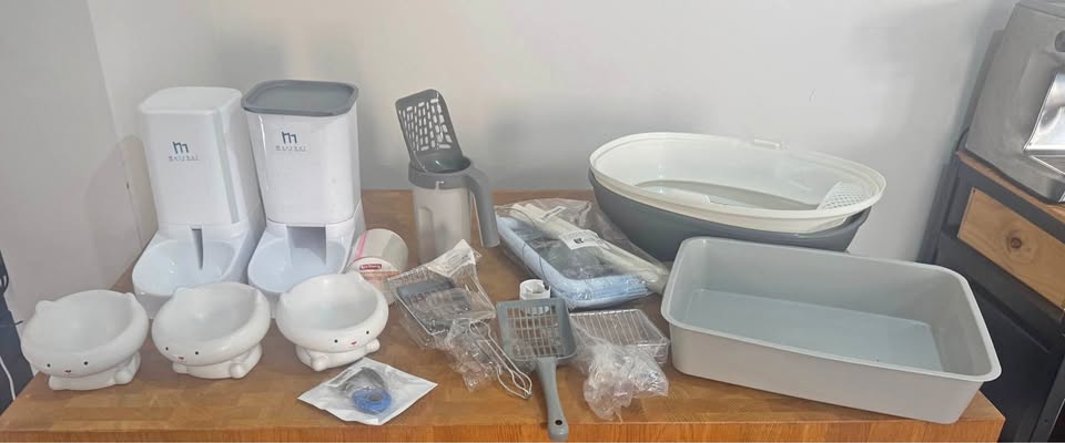 Cat Feeding & Litter Accessories Bundle product photo