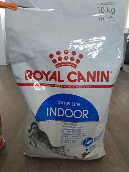 Royal Canin Indoor cat food product photo